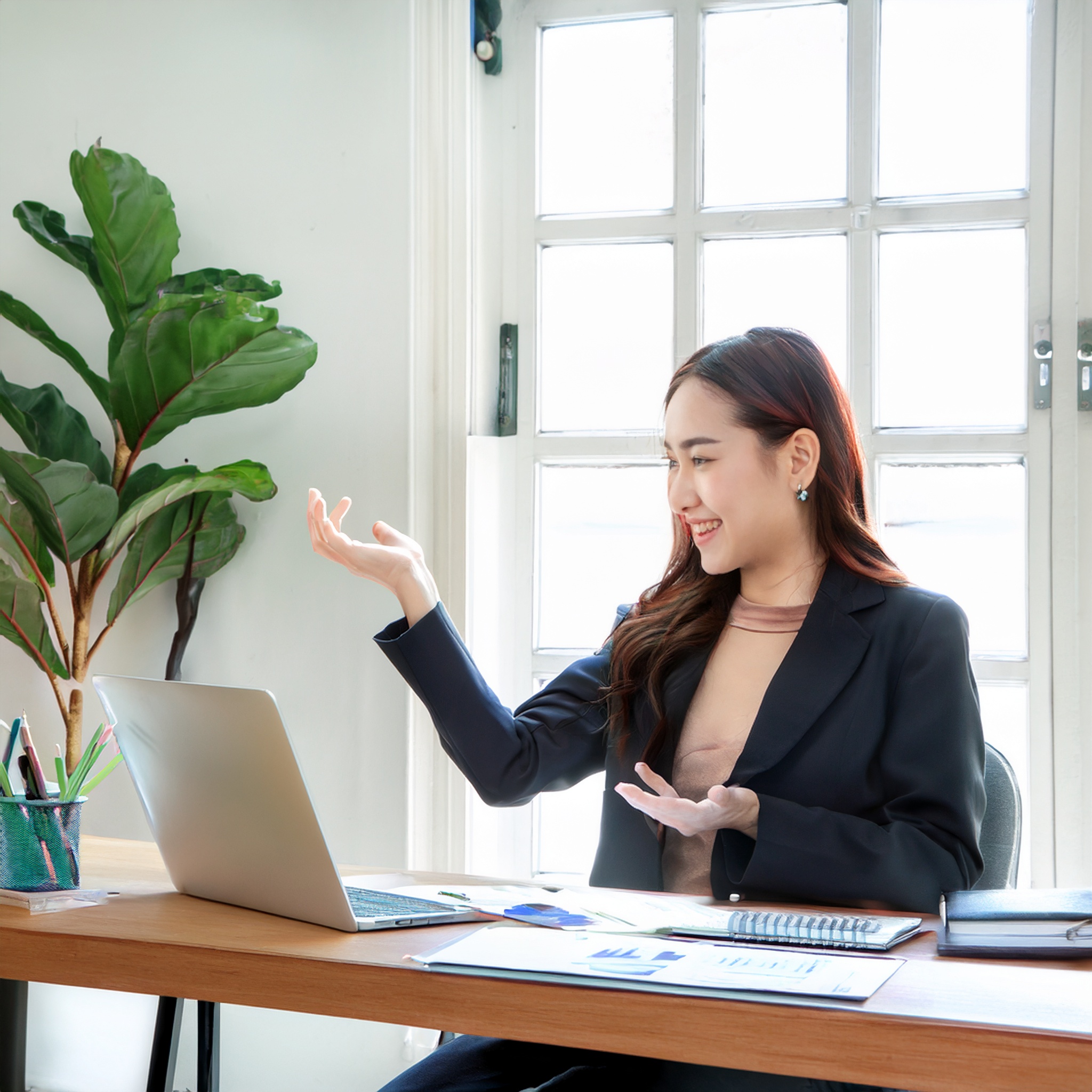 Porträt einer lächelnden Frau mit einer professionellen Erscheinung